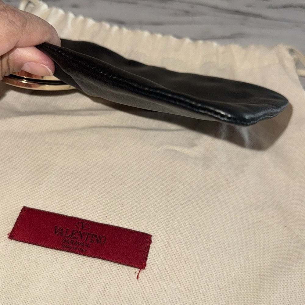 Vintage Garavani Valentino preloved leather key ring great condition. 6x4.5x.25” - Picture 9 of 12